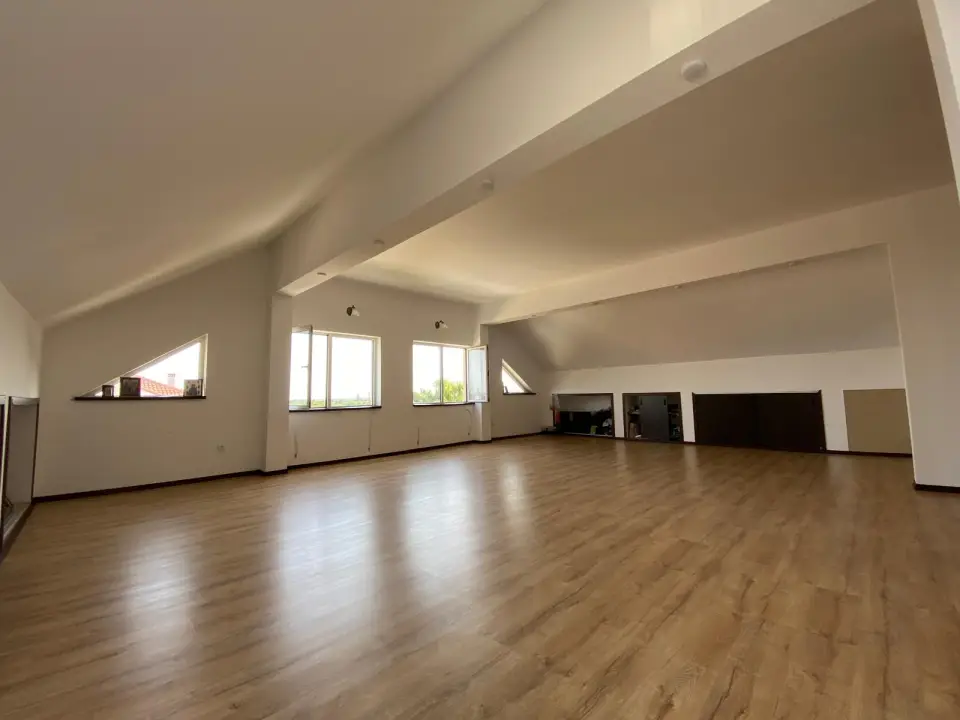 casa de vânzare în Moara Vlăsiei, Ilfov - spațiu generos cu vederi spre lac - imaginea 5